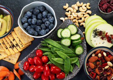 Sağlıklı dengeli diyet kavramı. Zengin lif kaynaklarının seçimi vejetaryen gıdadır. Sebze, meyve, tohum ve fındık. Üst görünüm.