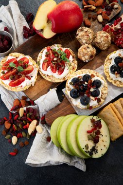 Meyveli, fındıklı ve kuru meyveli sağlıklı çerez tabağı. Gurme organik yiyecekler, temiz yiyecekler, bitki bazlı protein, vegan diyeti. Üst görünüm.