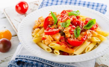 Makarna tavuk, domates sosu, fesleğen ile.