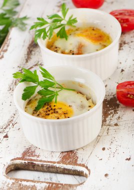 Domates ve maydanoz ile pişmiş yumurta.