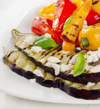 Beyaz tabakta ızgara sebzeler..