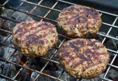 Bir ızgara Burger köftesi.