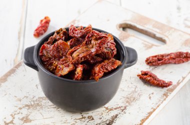 İtalyan güneşi kurutulmuş domatesler