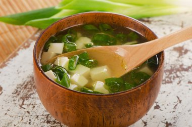 Miso çorbası ahşap tablo.