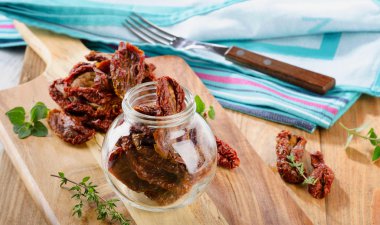 bir cam kavanoza kurutulmuş domates