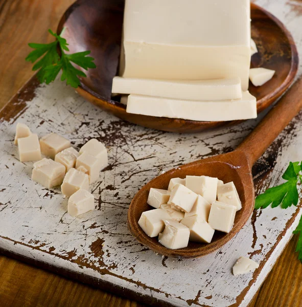 Tofu de soja em tábua de madeira . — Fotografia de Stock