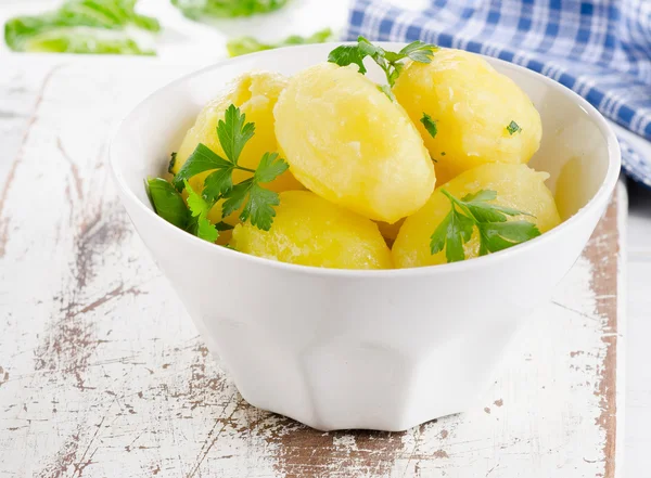 Patate bollite con erbe fresche — Foto Stock