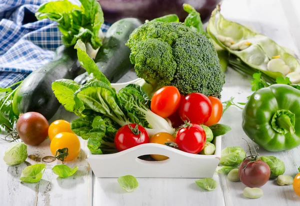 Produtos hortícolas orgânicos verdes frescos — Fotografia de Stock