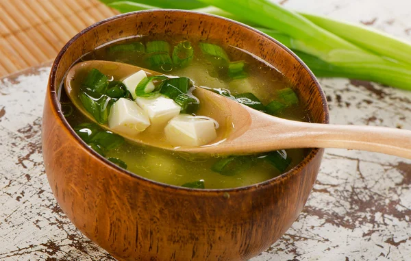 Soupe miso dans un bol en bois — Photo