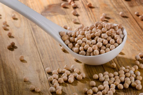 Chickpeas on a old wooden table. — Stock Photo, Image