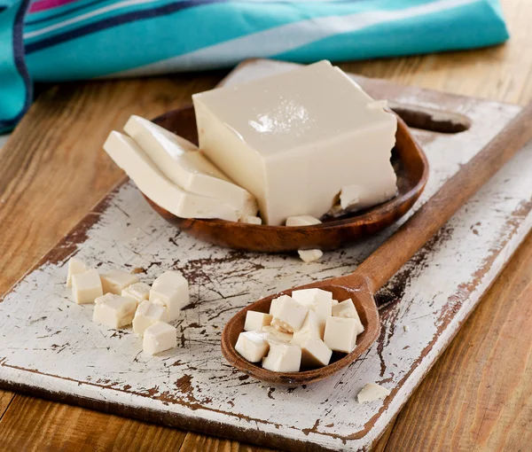 Tofu de soja sobre fondo de madera . — Foto de Stock