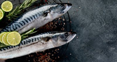 Taze uskumru ve otlar. Taze balık ve deniz ürünleri düzenlemesi. Üst görünüm.
