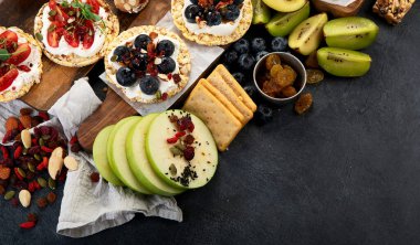 Meyveli, fındıklı ve kuru meyveli sağlıklı çerez tabağı. Gurme organik yiyecekler, temiz yiyecekler, bitki bazlı protein, vegan diyeti. Üst görünüm.