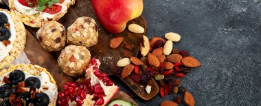 Meyveli, fındıklı ve kuru meyveli sağlıklı çerez tabağı. Gurme organik yiyecekler, temiz yiyecekler, bitki bazlı protein, vegan diyeti. Üst görünüm.