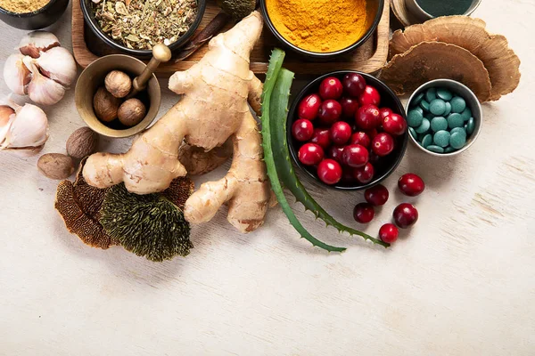 Sağlıklı doğal adaptojen. Bitkiler, baharatlar, hafif arka planda mantarlar. Sinir gıdası koleksiyonu. Üst görünüm