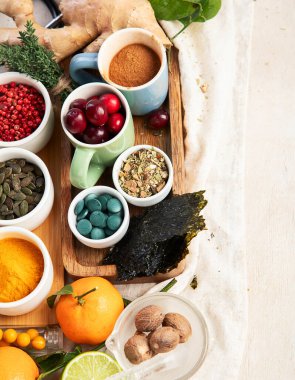 Alternatif tıp. Bütünsel yaklaşım. Hafif bir arka planda şifalı bitkiler ve çiçekler. Üst görünüm.