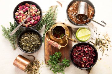 Hafif bir arka planda kuru bitki ve çilek çayı çeşitleri. Şifalı şifalı bitkiler. Alternatif tıp konsepti.