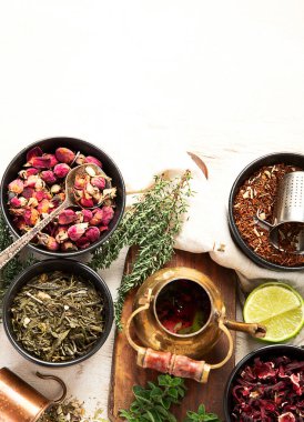 Hafif bir arka planda kuru bitki ve çilek çayı çeşitleri. Şifalı şifalı bitkiler. Alternatif tıp konsepti.