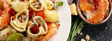 Klasik İtalyan usulü makarna. Arka planda karides ve midye var. Üst Manzara. Panorama, bayrak