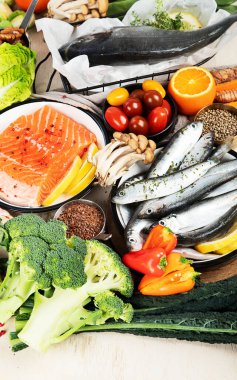 Sağlıklı gıda konsepti. Dengeli Akdeniz diyet gıdaları. Vitamin, antioksidan, protein ve lif açısından zengin gıdalar.