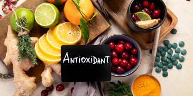 Sağlıklı gıda bağışıklığı seçimi arttırır. Soğuk algınlığı ve grip ilacı. Arka planda yüksek miktarda antioksidan, mineral ve vitamin var. Üst görünüm.