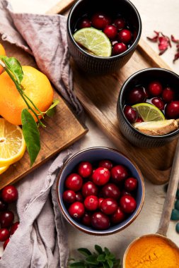 Sağlıklı gıda bağışıklığı seçimi arttırır. Soğuk algınlığı ve grip ilacı. Arka planda yüksek miktarda antioksidan, mineral ve vitamin var. Üst görünüm.