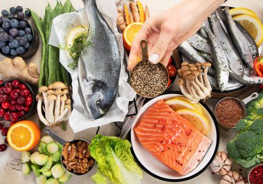 Sağlıklı gıda konsepti. Dengeli Akdeniz diyet gıdaları. Vitamin, antioksidan, protein ve lif açısından zengin gıdalar.