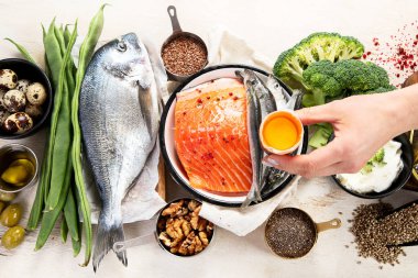 Ürünler beyaz arka planda Omega 3 içeriyor. Sağlıklı yağ kavramı. Üst görünüm.