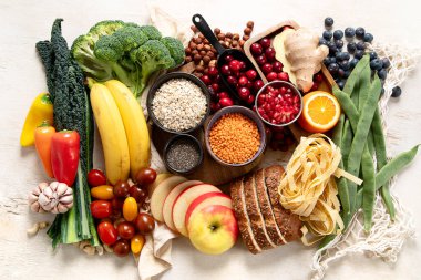 Beyaz arka planda sağlıklı bağırsak için yüksek lifli besin. Sağlıklı dengeli diyet kavramı. Üst görünüm.