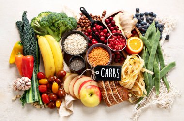 Beyaz arka planda sağlıklı bağırsak için yüksek lifli besin. Sağlıklı dengeli diyet kavramı. Üst görünüm.