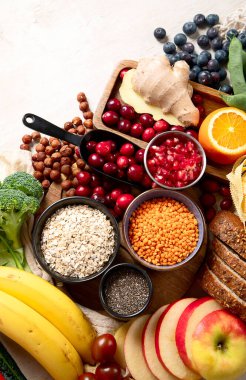 Beyaz arka planda sağlıklı bağırsak için yüksek lifli besin. Sağlıklı dengeli diyet kavramı. Üst görünüm.