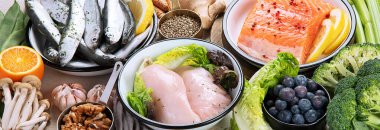 Hafif arka planda pek çok farklı sağlıklı yiyecek. Taze sebze, et, balık, tahıl ve meyve. Üst Manzara. Panorama bayrağı.