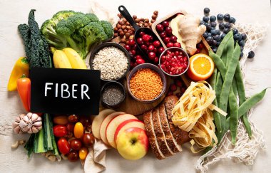 Beyaz arka planda sağlıklı bağırsak için yüksek lifli besin. Sağlıklı dengeli diyet kavramı. Üst görünüm.