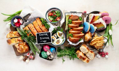 Hafif bir arka planda Paskalya yemeği. Geleneksel yemek. Aile bahar etkinliği. Üst görünüm.