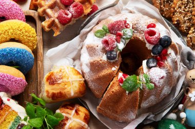 Paskalya ya da bahar tatlı çeşitleri. Ekmek, tatlı ve hafif bir arkaplanda ikram. Üst görünüm.