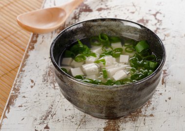 Ahşap bir masa üzerinde Japon miso çorbası.