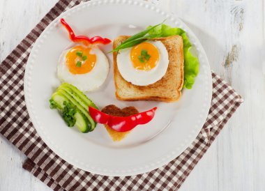 Kızarmış yumurta tost ve taze sebze