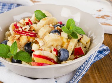 Meyveli sağlıklı kahvaltı.