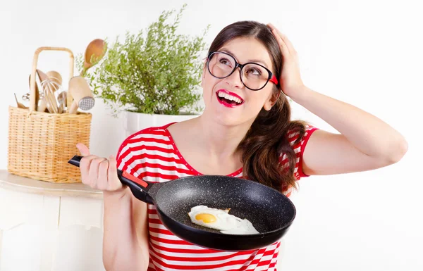 Happy woman holding frying pan — Stock Photo, Image