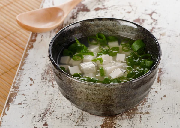 Sopa de missô japonesa em uma mesa de madeira . — Fotografia de Stock