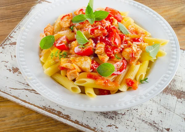 Pastav com Molho de frango e tomate — Fotografia de Stock