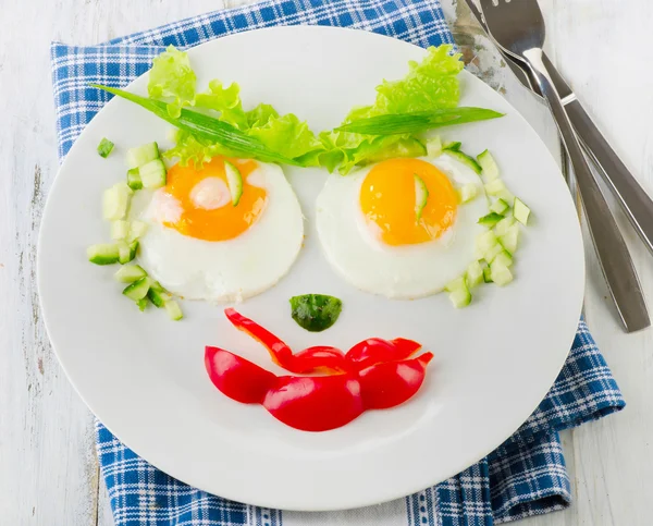 Fried eggs with vegetables for breakfast. — Stock Photo, Image