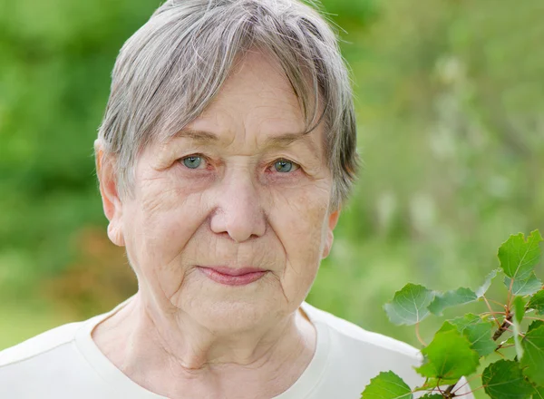 Portret van een oudere vrouw — Stockfoto