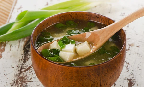 Soupe Miso sur table en bois blanc . — Photo