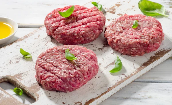 Polpette di hamburger crude di carne macinata — Foto Stock