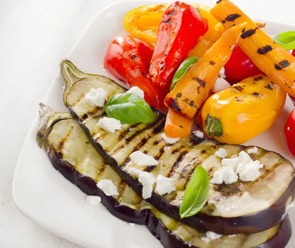 Verduras a la parrilla en plato blanco. —  Fotos de Stock