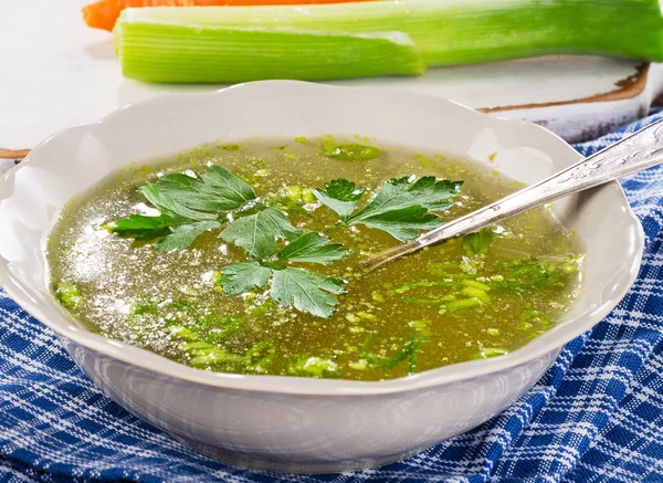 Bouillon met peterselie in een kom — Stockfoto