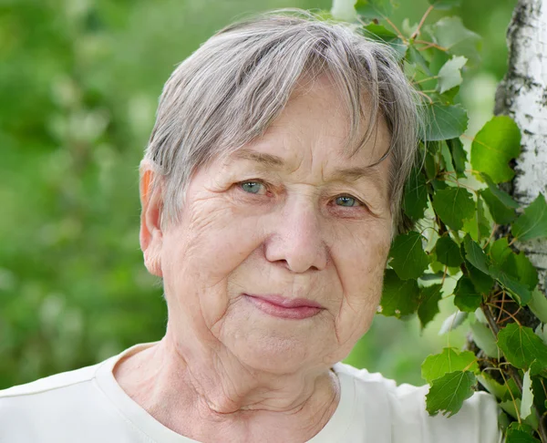 Seniorin im Freien — Stockfoto