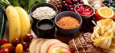 Beyaz arka planda sağlıklı bağırsak için yüksek lifli besin. Sağlıklı dengeli diyet kavramı. Üst görünüm.