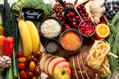 Beyaz arka planda sağlıklı bağırsak için yüksek lifli besin. Sağlıklı dengeli diyet kavramı. Üst görünüm.